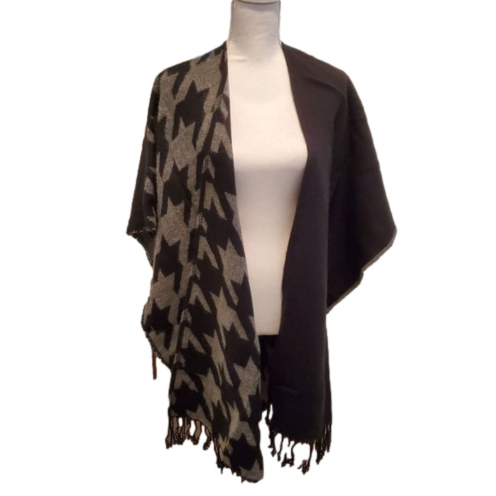 Steve Madden OSFM Houndstooth Gray Black Poncho Wrap 100% acrylic Tassel‎ Fringe